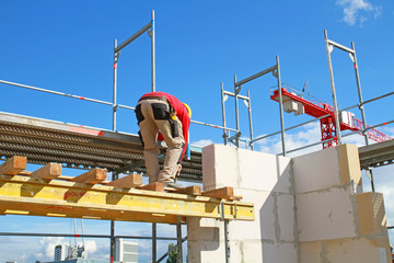 Naklejka premium Bauarbeiter auf Holzverschalung
