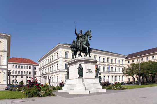München Denkmal Ludwig I. auf der Leopoldstraße