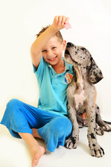 Junge mit Deutsche Dogge