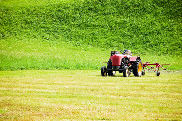 Traktor auf der Wiese