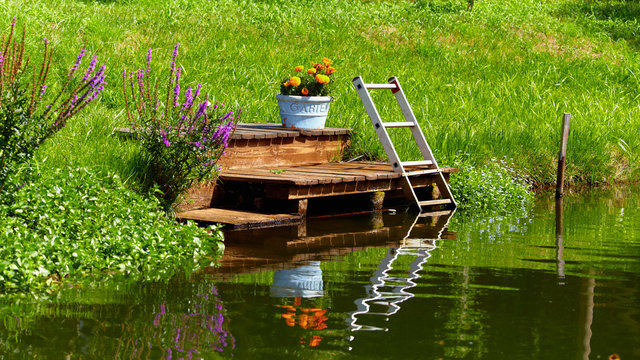 garten am ufer im spreewald, deutschland