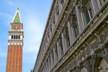 Fototapeta na wymiar The tower on the main square in Venice.