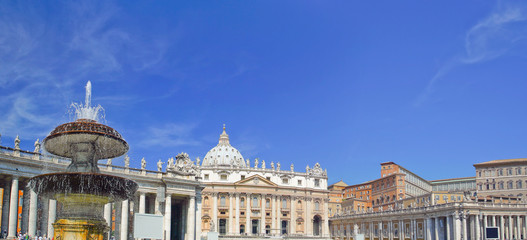 Obraz premium fountain in main square in front of residence of Pope