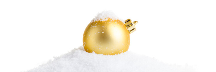 goldene weihnachtskugel liegt im schnee