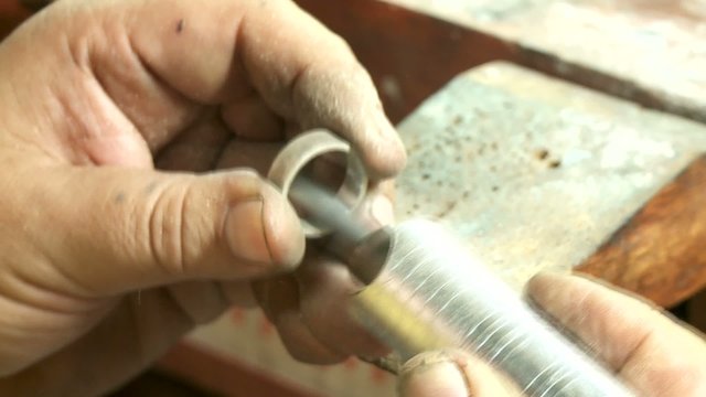 Goldschmied poliert Ring