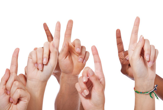 Viele Hände zeigen mit dem Finger nach oben