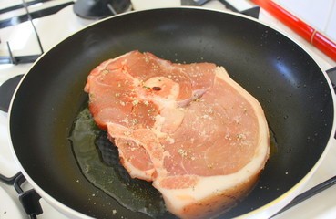 rouelle de porc en cuisson