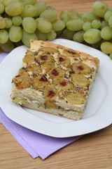 focaccia all'uva bianca su piatto