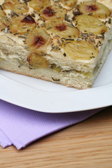 focaccia all'uva bianca su piatto