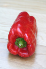 peperone rosso su tavolo di legno