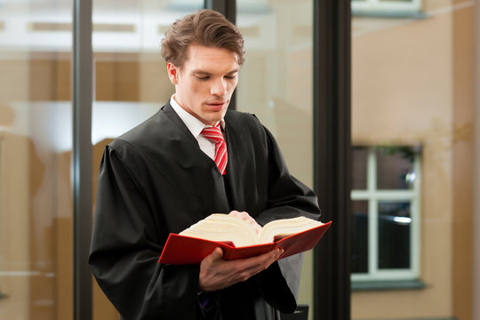 Anwalt mit Gesetzbuch