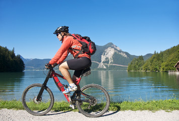 Fototapeta premium Mountainbiketour am See