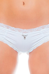 Nahaufnahme einer Frau in weißer Unterhose