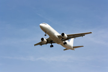 Fototapeta na wymiar Samolot samodzielnie na niebieskim niebie