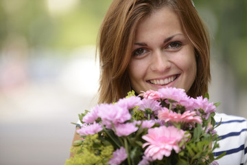 Naklejka premium woman with bouquet of flowers