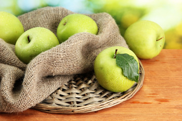 Ripe green apples with leaves