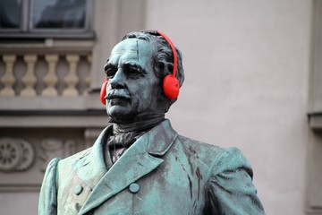 Estatua en estocolmo con unos auriculares