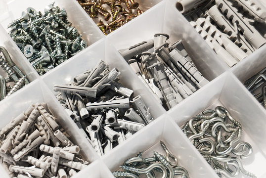 Caja de plastico con tacos y tornillos