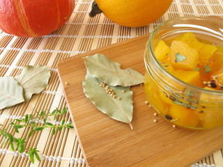 Süss-sauer eingelegtes Kürbisgemüse