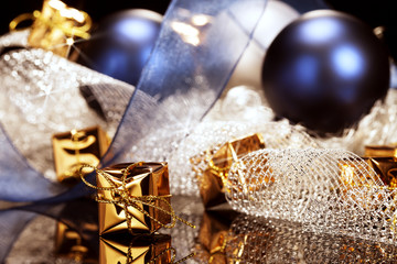 kleines goldenes weihnachtsgeschenk 