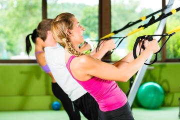 Fitness - Leute beim Suspension training