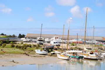 bateaux échoués au port