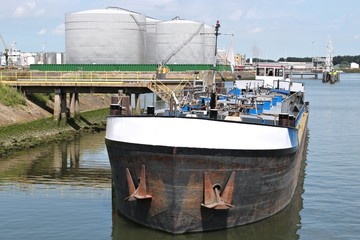 Binnenschiff im Hafen © Björn Wylezich