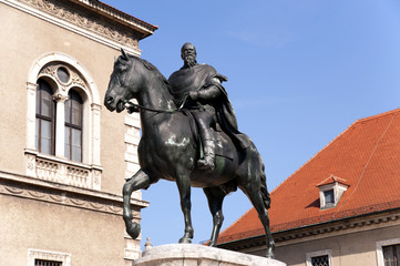 Fototapeta na wymiar Konny pomnik księcia Luitpold Bawarii w Monachium