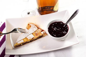 Torta alla marmellata di amarene con ricotta