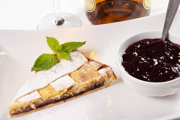 Torta alla marmellata di amarene e ricotta