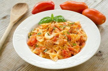 Farfalle topped with tomato sauce, tuna and basil