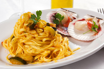pasta con zucchine e capesante