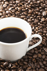 コーヒー豆とコーヒーカップ