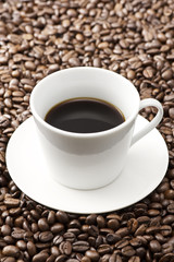 コーヒーカップとコーヒー豆
