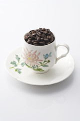 カップにはいったコーヒー豆