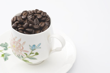 コーヒーカップと豆