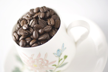 コーヒーカップと豆