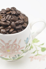 コーヒーカップと豆