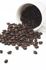 コーヒーカップから溢れたコーヒー豆