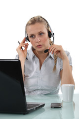 Naklejka premium Woman telemarketer