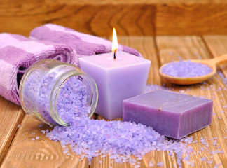 Obraz na płótnie Canvas Purple sea salt and a burning candle