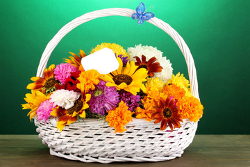 Fototapeta na wymiar Piękny bukiet kwiatów w jasnym białym koszyku