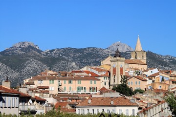 Massif de la Sainte Baume et vieille ville d'Aubagne - obrazy, fototapety, plakaty