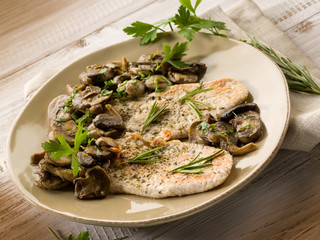 chicken fillet with sauteed mushroom
