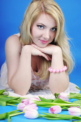 Obraz na płótnie Canvas portrait beautiful girl with rose tulip