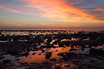 ATARDECER. PIEDRAS EN LA PLAYA