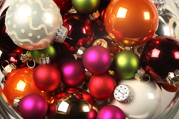 Glas voll mit Christbaumkugeln