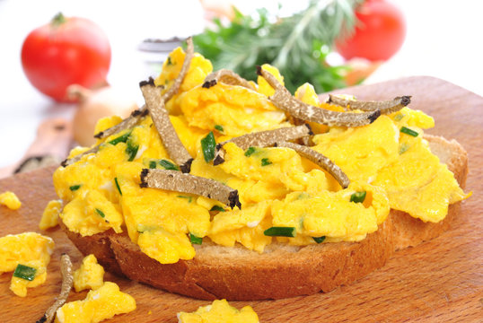 Scrambled eggs on bread with grated truffle