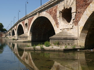 Brücke mit Steinbögen über Fluss