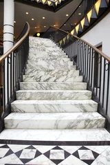 Fototapete Treppen Weiße Marmortreppe im luxuriösen Interieur